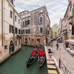 Apartment Loft San Stae 18.27, Venice
