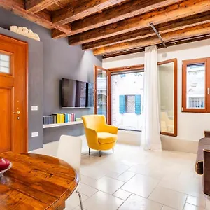 Apartment Dream's Door With Canal View In, Venice